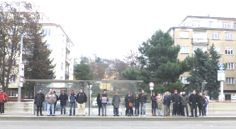 Die Gruppe beim Warten auf den Bus.